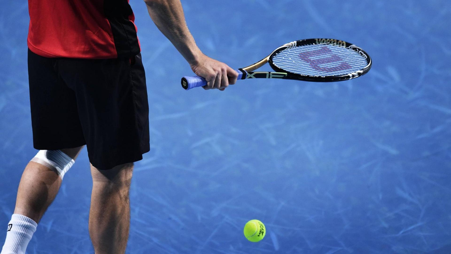 Schläger und Tennisball von Marco Chiudinelli bei der Swiss Open 2015 in Basel. Schläger und Tennisball von Marco Chiudinelli bei der Swiss Open 2015 in Basel.