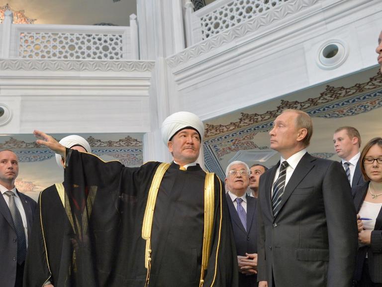 Der russische Präsident Putin eröffnet die neue Moschee in der Hauptstadt Moskau. (rechts der türkische Präsident Erdogan).