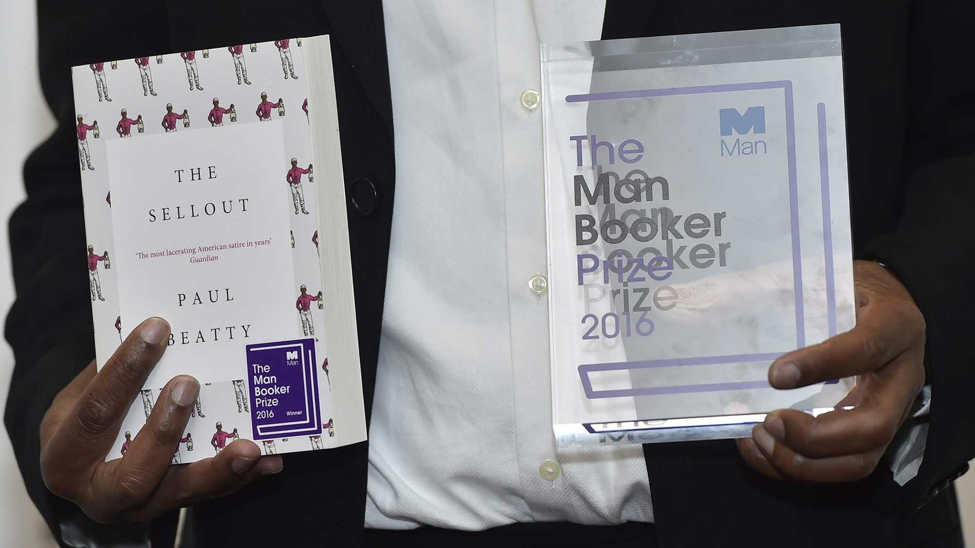 Der US-amerikanische Schriftsteller Paul Beatty, Gewinner des Man Booker Preises für Belletristik, mit seinem Roman "The Sellout" und dem Preis in der Guildhall in London. Der US-amerikanische Schriftsteller Paul Beatty, Gewinner des Man Booker Preises für Belletristik, mit seinem Roman "The Sellout" und dem Preis in der Guildhall in London.