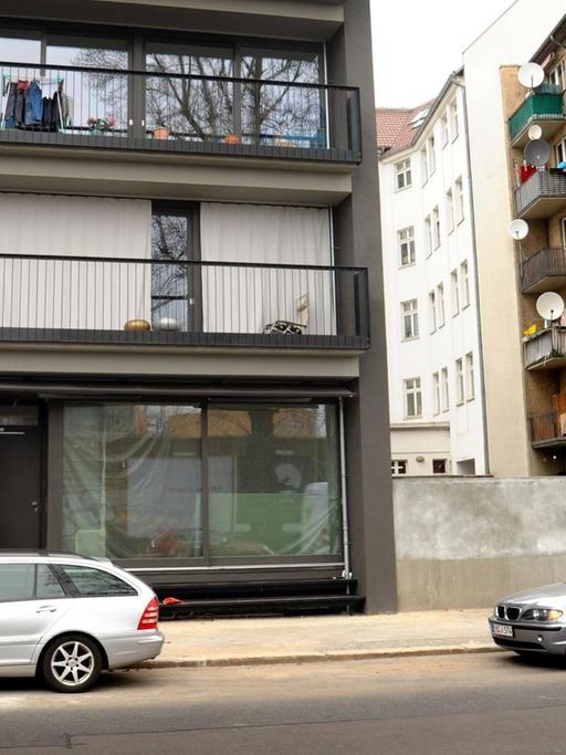 Ein Neubau in den Farben Schwarz und Weiß steht neben einem Altbau in Berlin.