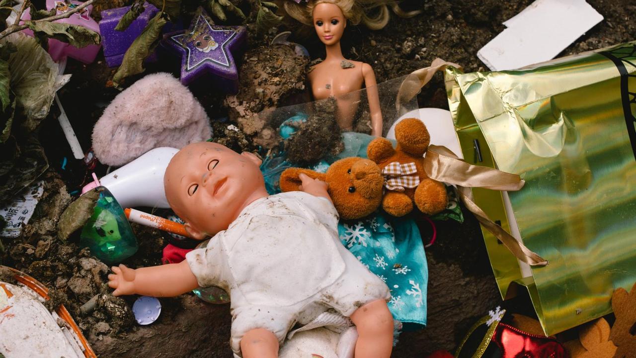Spielzeug liegt im Müll, der durch die Flut angespült wurde. Spielzeug liegt im Müll, der durch die Flut angespült wurde.