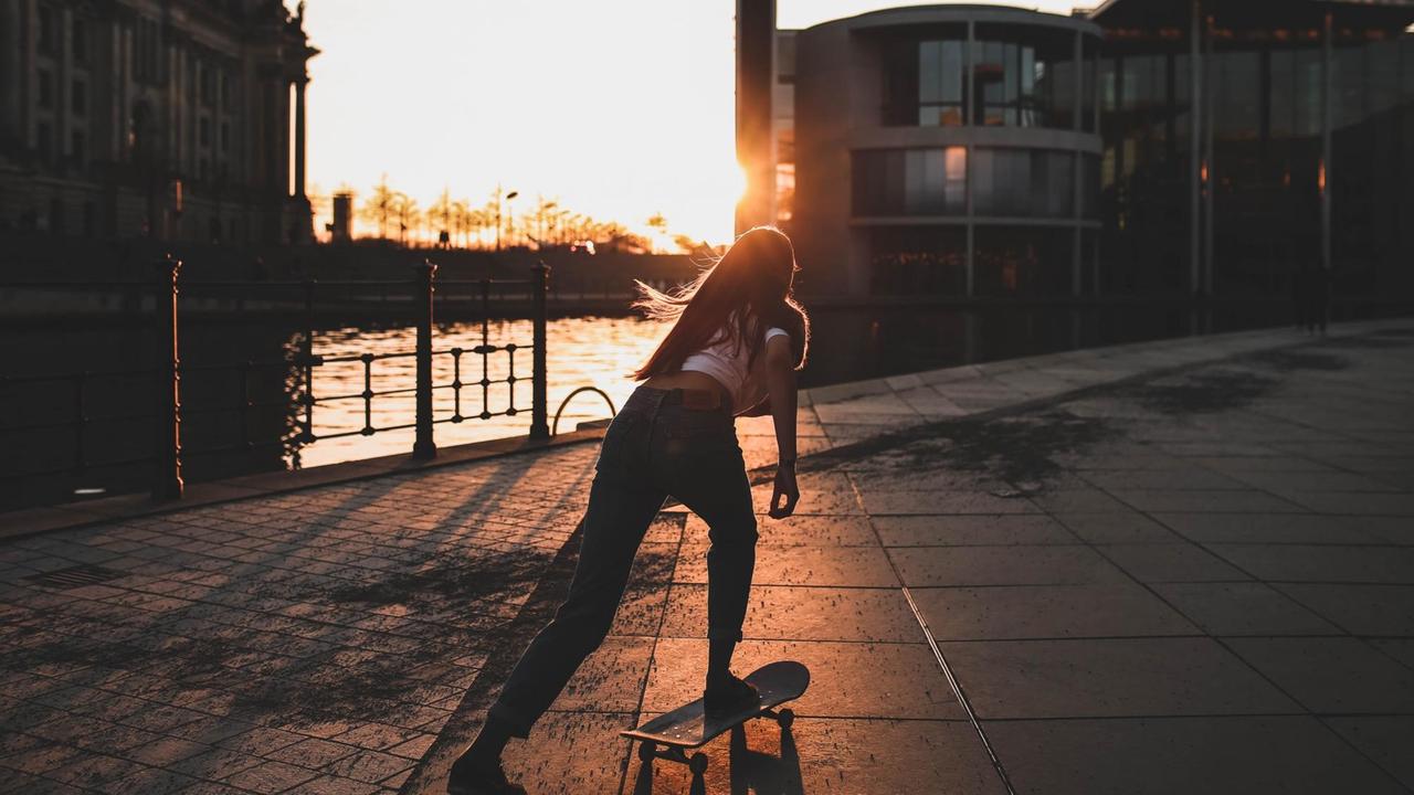 Eine junge Frau auf einem Skateboard in Berlin-Mitte. Eine junge Frau auf einem Skateboard in Berlin-Mitte.