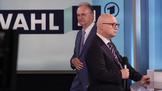 Sachsen-Anhalts Ministerpräsident Reiner Haseloff und der AfD-Spitzenkandidat Oliver Kirchner im Wahlstudio