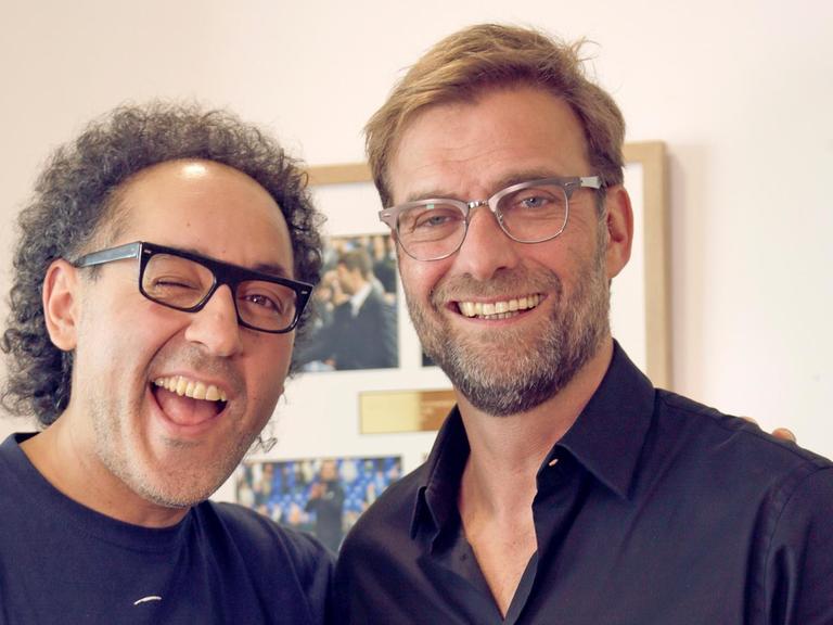 Der Filmemacher, Coach und Kabarettist David Kadel mit Liverpool-Trainer Jürgen Klopp.