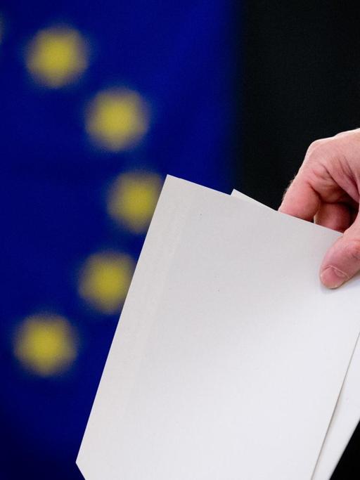 Ein Wähler gibt am 25.05.2014 in Berlin-Mitte seinen Stimmzettel für die Europawahl und den Volksentscheid für das Tempelhofer Feld ab. Insgesamt sind rund 400 Millionen Wahlberechtigte in 28 EU-Ländern aufgerufen, über die Zusammensetzung des künftigen Europaparlaments zu entscheiden. Foto: Kay Nietfeld/dpa. |