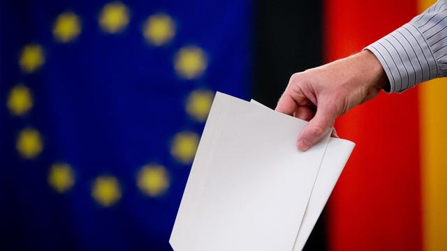 Ein Wähler gibt seinen Stimmzettel für die Europawahl ab