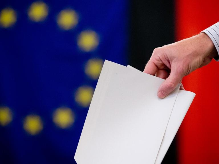 Ein Wähler gibt am 25.05.2014 in Berlin-Mitte seinen Stimmzettel für die Europawahl und den Volksentscheid für das Tempelhofer Feld ab. Insgesamt sind rund 400 Millionen Wahlberechtigte in 28 EU-Ländern aufgerufen, über die Zusammensetzung des künftigen Europaparlaments zu entscheiden. Foto: Kay Nietfeld/dpa. |