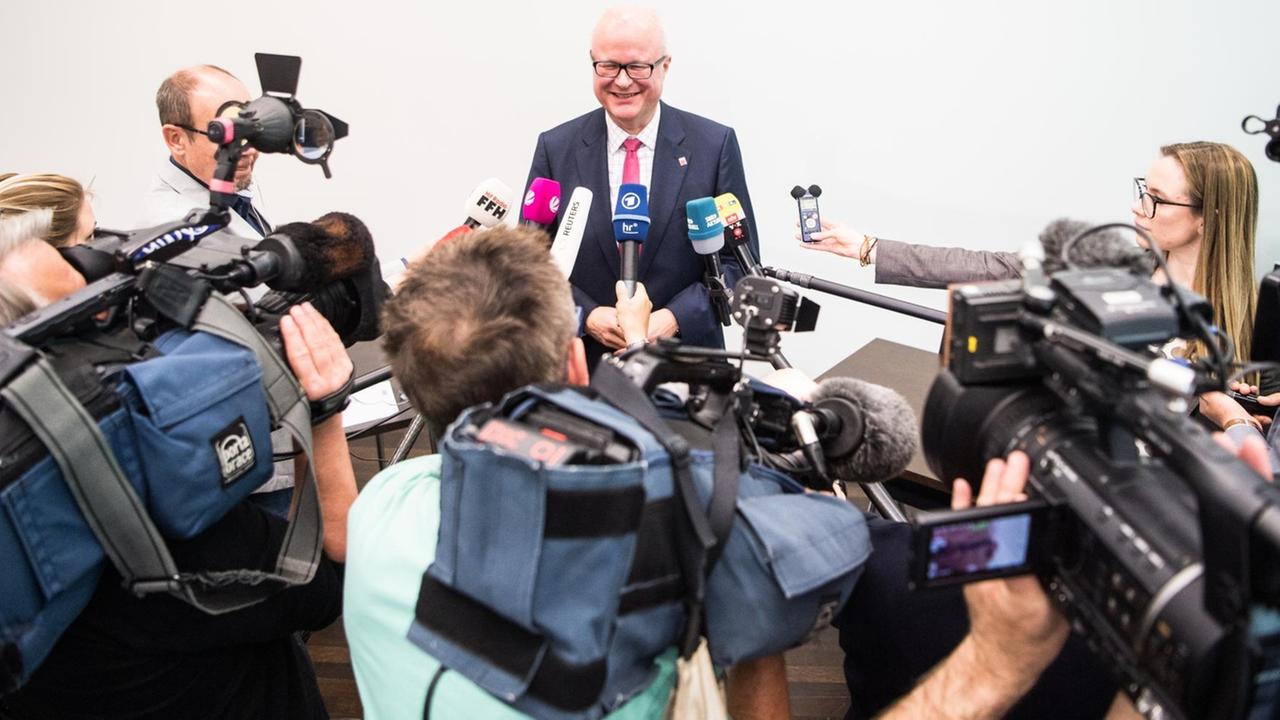 Der hessische Finanzminister Thomas Schäfer (CDU) nach einer Pressekonferenz zu den "Panama Papers" in Frankfurt am Mainvor Journalisten. 