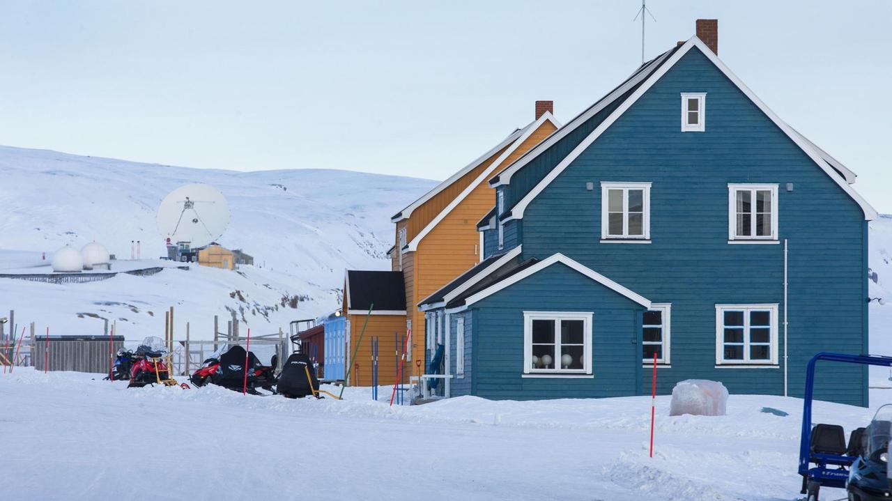 Die Koldewey-Station als Teil der französisch-deutschen arktischen Forschungsbasis AWIPEV ist am 10.04.2015 in Ny-Ålesund auf Spitzbergen (Norwegen) zu sehen. Das sogenannte "Blaue Haus" wurde im August 1991 als deutsche Forschungsstation "Koldewey" eingeweiht.