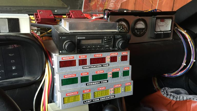 Das Cockpit des umgebauten DeLorean. Im Film war hier zu sehen, in welche Zeit man springen wird. Das Cockpit des umgebauten DeLorean. Im Film war hier zu sehen, in welche Zeit man springen wird.