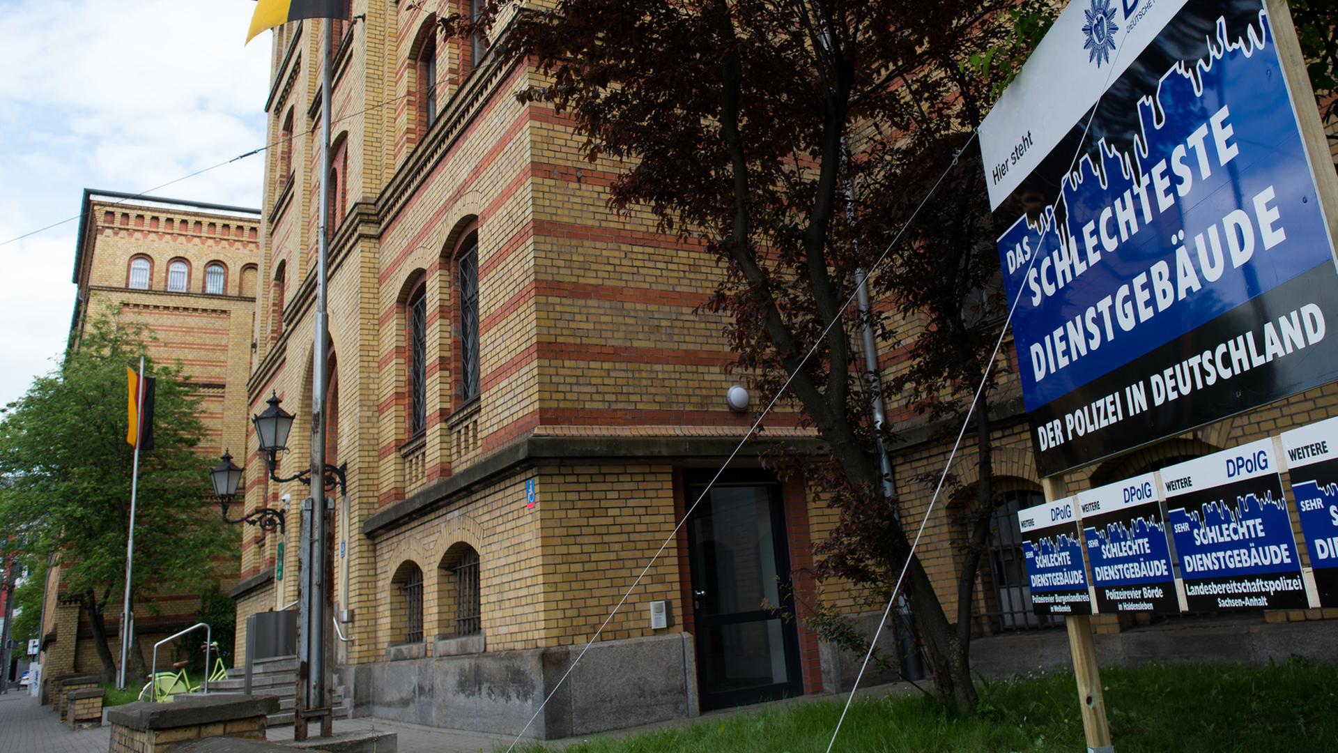 Ein Schild mit der Aufschrift "Das schlechteste Dienstgebäude der Polizei in Deutschland" steht in Magdeburg vor der Polizeidirektion. Ein Schild mit der Aufschrift "Das schlechteste Dienstgebäude der Polizei in Deutschland" steht in Magdeburg vor der Polizeidirektion.