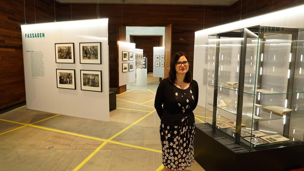 Kuratorin Susanna Brogi in der Ausstellung "Die Erfindung von Paris" im Deutschen Literaturarchiv Marbach Kuratorin Susanna Brogi in der Ausstellung "Die Erfindung von Paris" im Deutschen Literaturarchiv Marbach