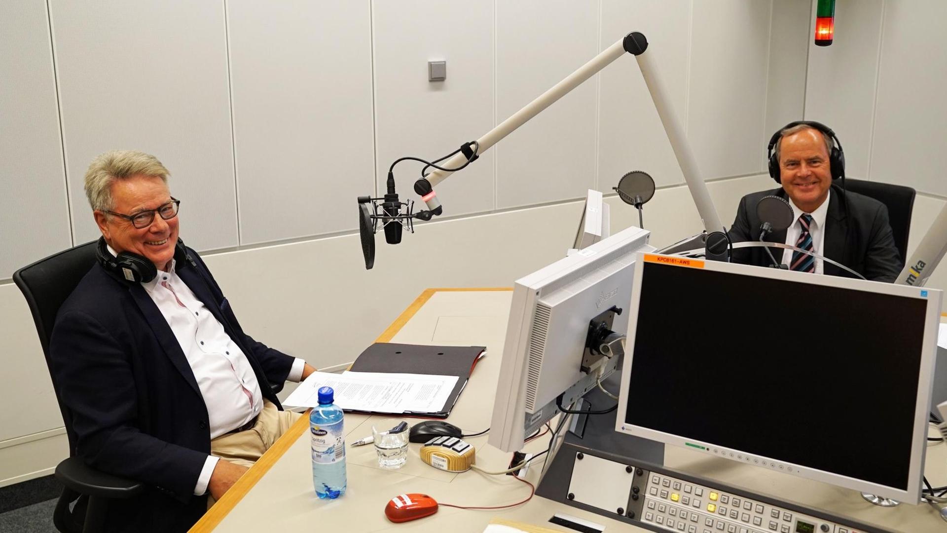 Prof. Klaus Hekking, der Vorsitzende des Verbandes der Privaten Hochschulen Deutschlands (VPH) und Dr. Harald Beschorner, Kanzler und Geschäftsführer priv. FOM Hochschule Essen Prof. Klaus Hekking, der Vorsitzende des Verbandes der Privaten Hochschulen Deutschlands (VPH) und Dr. Harald Beschorner, Kanzler und Geschäftsführer priv. FOM Hochschule Essen