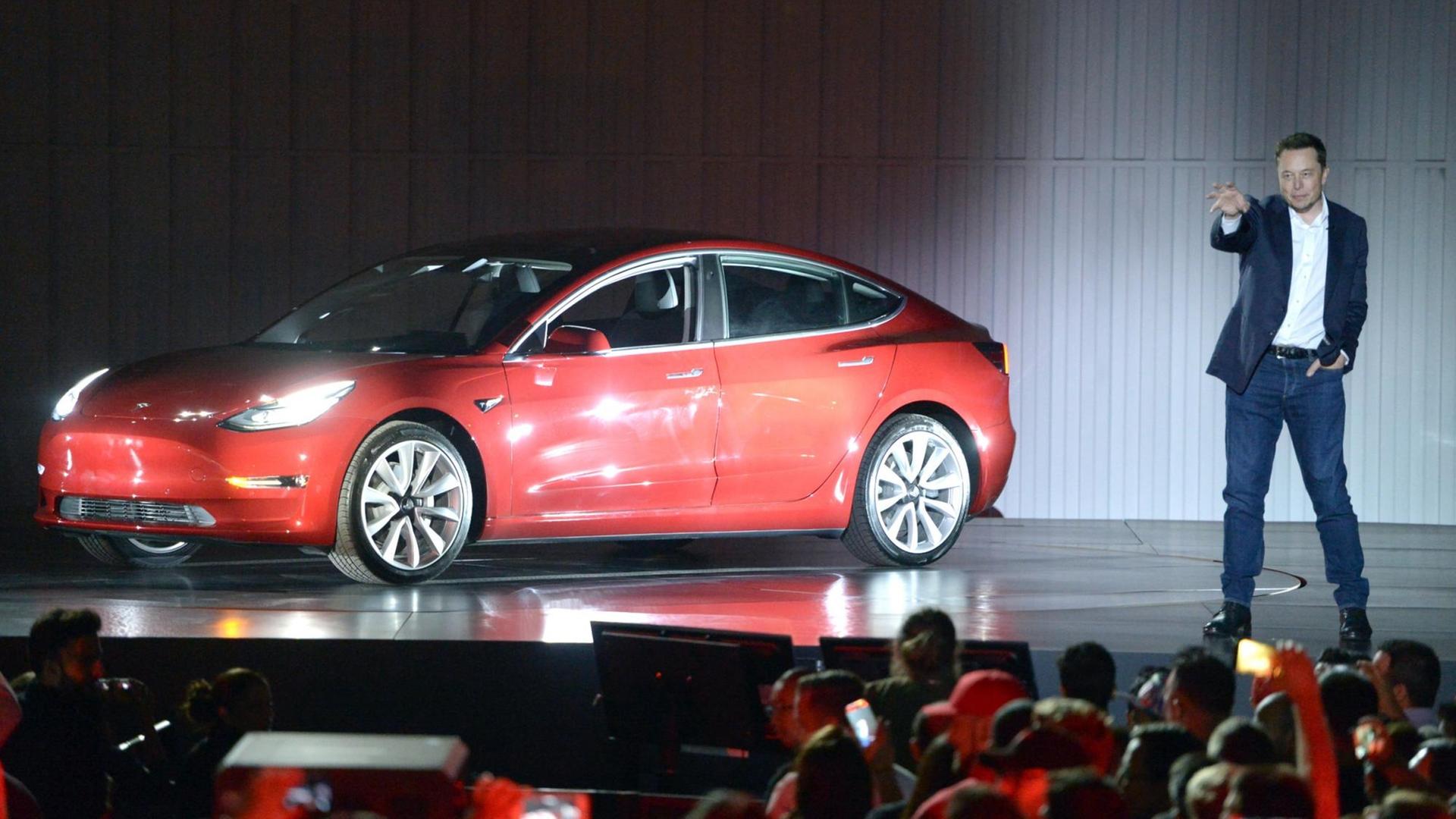 Tesla-Chef Elon Musk und das Elektroauto "Model 3" Tesla-Chef Elon Musk und das Elektroauto "Model 3"