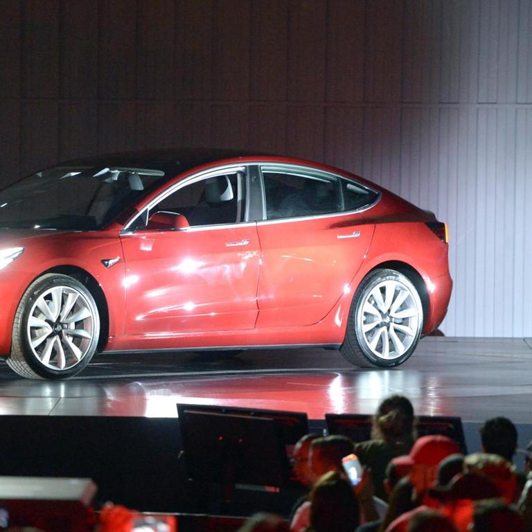 Tesla-Chef Elon Musk und das Elektroauto "Model 3"