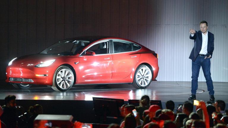 Tesla-Chef Elon Musk und das Elektroauto "Model 3"