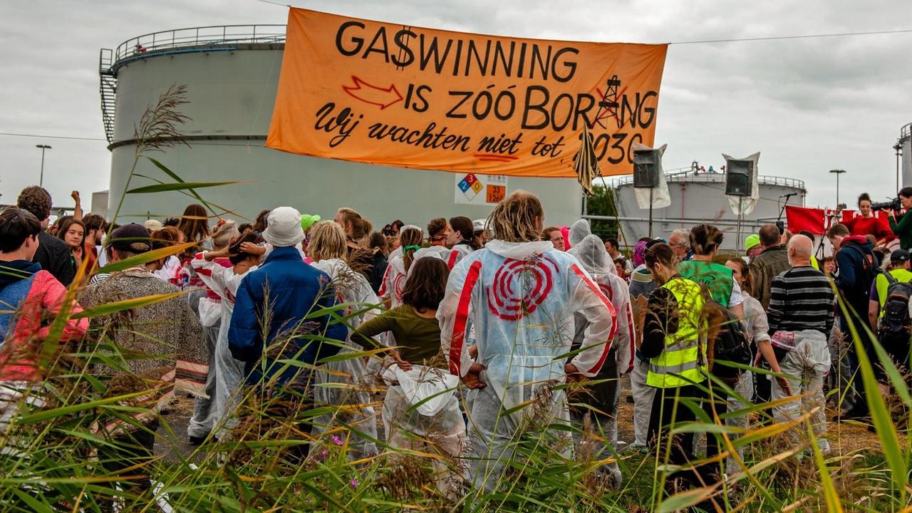 Bunte Protestaktion gegen die Erdgas-Förderung und die Niederländische Erdölgesellschaft NAM in Groningen Bunte Protestaktion gegen die Erdgas-Förderung und die Niederländische Erdölgesellschaft NAM in Groningen