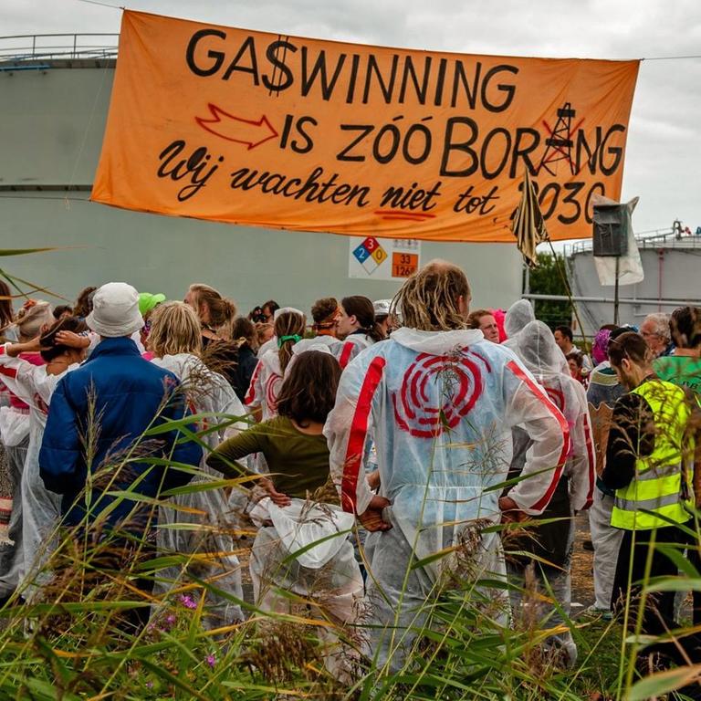Bunte Protestaktion gegen die Erdgas-Förderung und die Niederländische Erdölgesellschaft NAM in Groningen