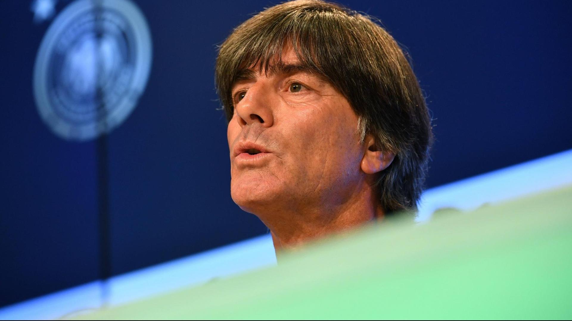 Joachim Löw ist der Bundes-Trainer von der deutschen Männer-Fußball-National-Mannschaft. Joachim Löw ist der Bundes-Trainer von der deutschen Männer-Fußball-National-Mannschaft.