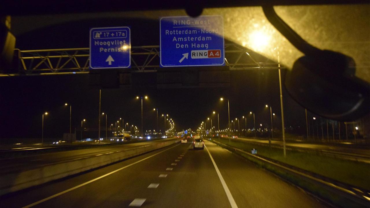 Ein LKW nachts auf der Autobahn Ein LKW nachts auf der Autobahn