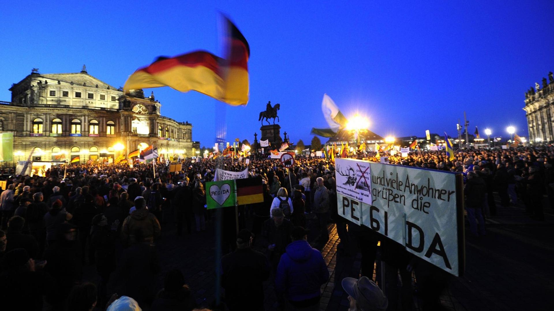 Pegida-Demonstration am Montag, den 12. Oktober 2015 in Dresden Pegida-Demonstration am Montag, den 12. Oktober 2015 in Dresden
