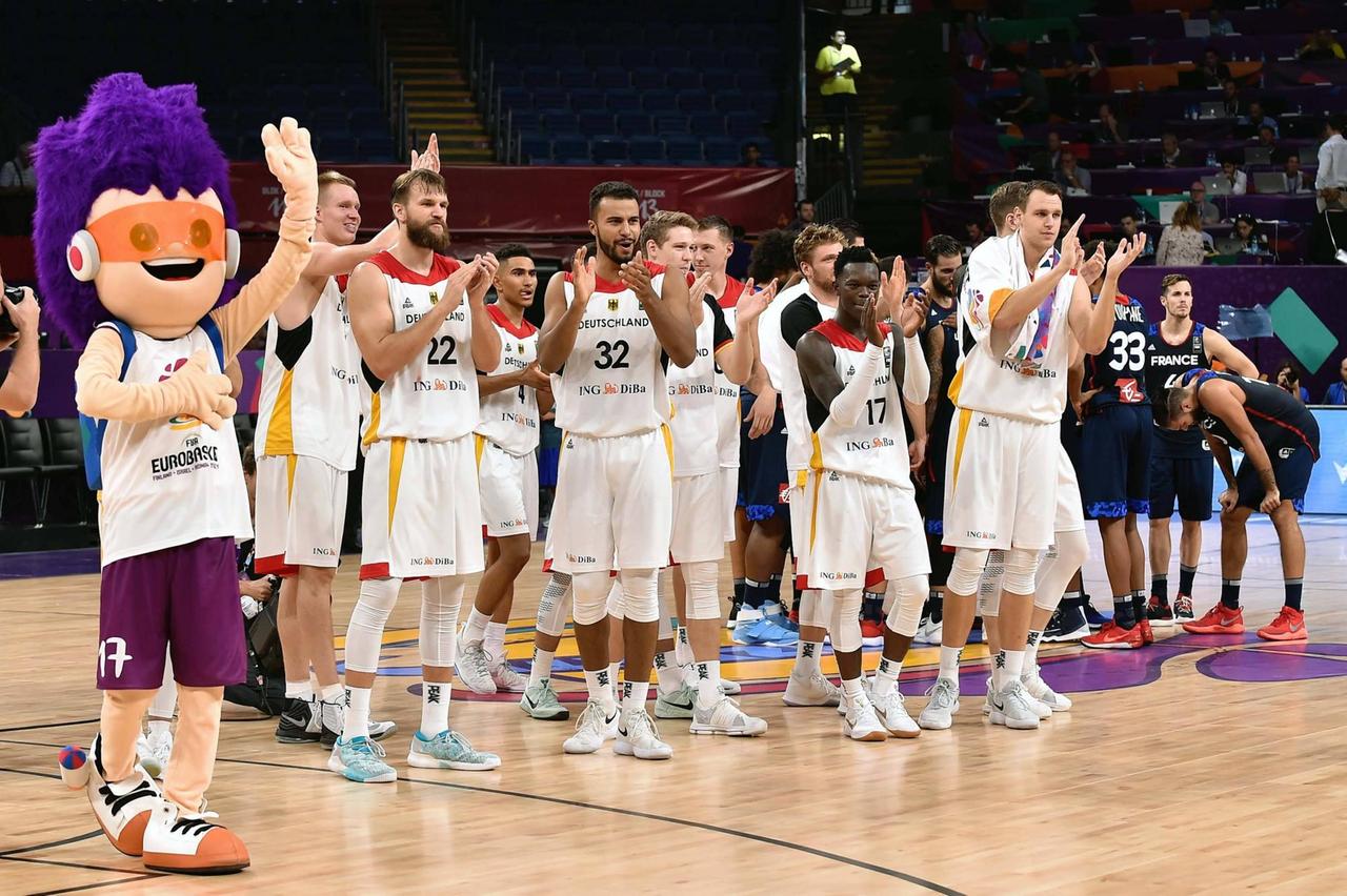 Die deutsche Basketball-Nationalmannschaft jubelt über ihren Viertelfinal-Sieg gegen Frankreich bei der EM in der Türkei.