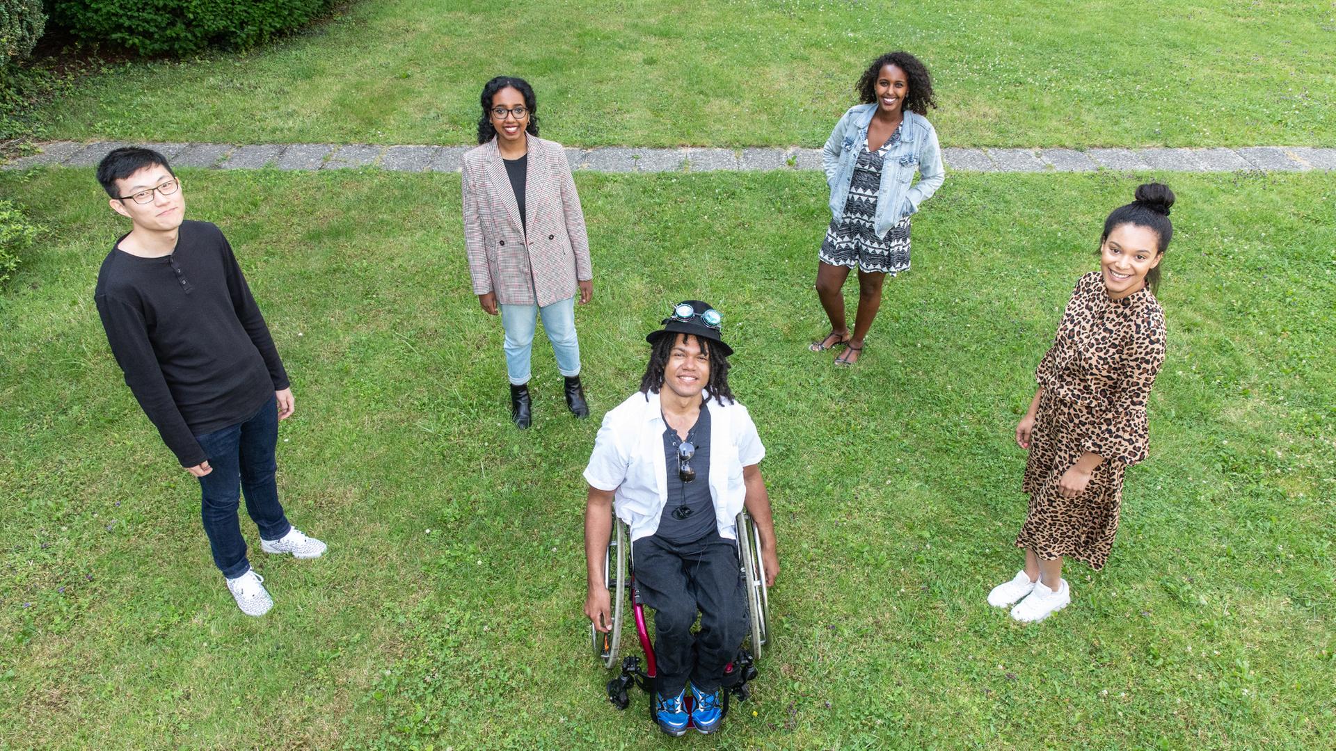 Die Teilnehmerinnen und Teilnehmer des Trainee-Programms "Puls Talente" des Bayerischen Rundfunks stehen mit Abstand auf einer Wiese: Kevin Haong, Lisabell Shewafera, Cory Rudder, Iman Hassan und Raphaela Heinzl (v.l.n.r.) Die Teilnehmerinnen und Teilnehmer des Trainee-Programms "Puls Talente" des Bayerischen Rundfunks stehen mit Abstand auf einer Wiese: Kevin Haong, Lisabell Shewafera, Cory Rudder, Iman Hassan und Raphaela Heinzl (v.l.n.r.)