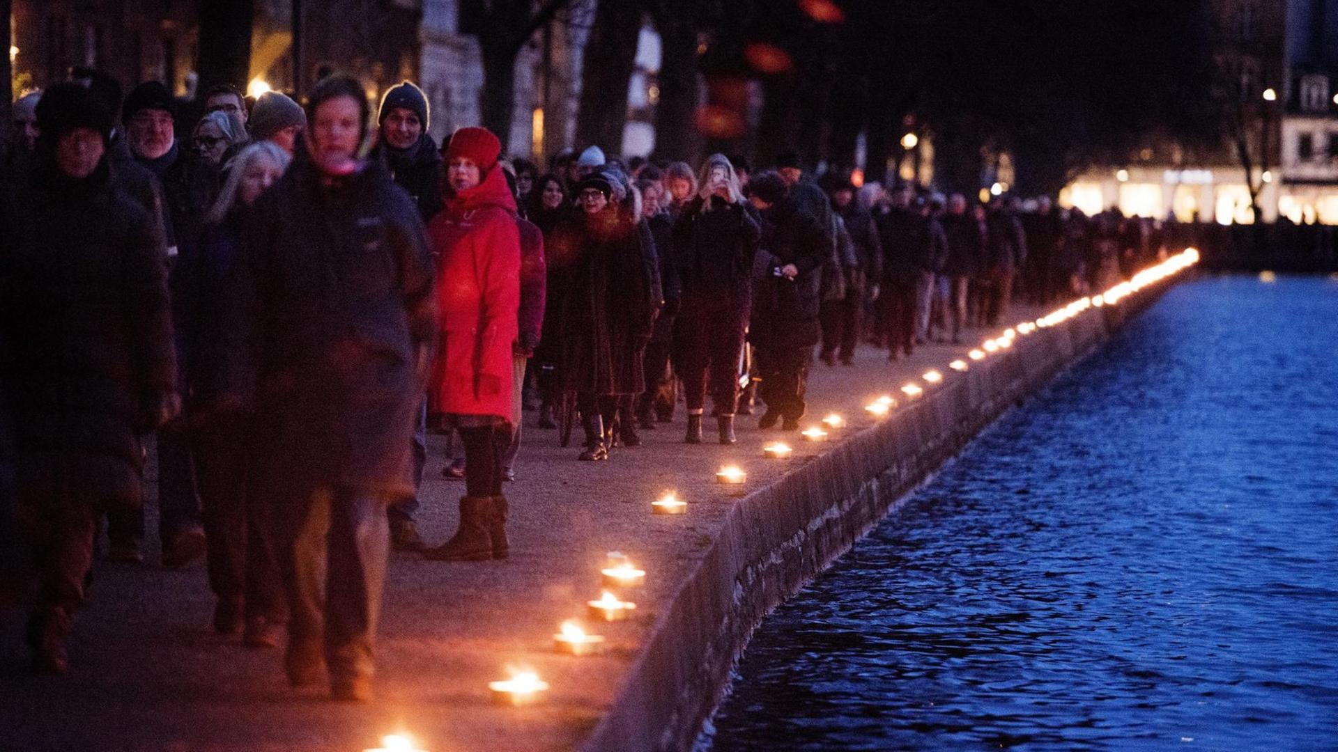 Menschen erinnern am 14. Februar 2016 mit einer Lichterkette an die Anschläge vor einem Jahr in Kopenhagen. Menschen erinnern am 14. Februar 2016 mit einer Lichterkette an die Anschläge vor einem Jahr in Kopenhagen.