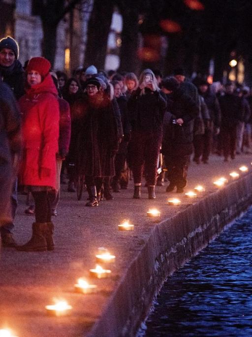 Menschen erinnern am 14. Februar 2016 mit einer Lichterkette an die Anschläge vor einem Jahr in Kopenhagen.