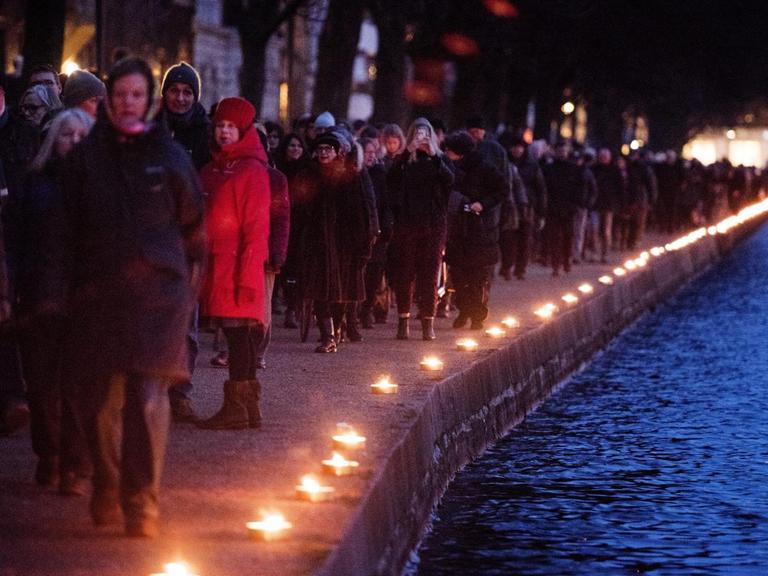 Menschen erinnern am 14. Februar 2016 mit einer Lichterkette an die Anschläge vor einem Jahr in Kopenhagen.