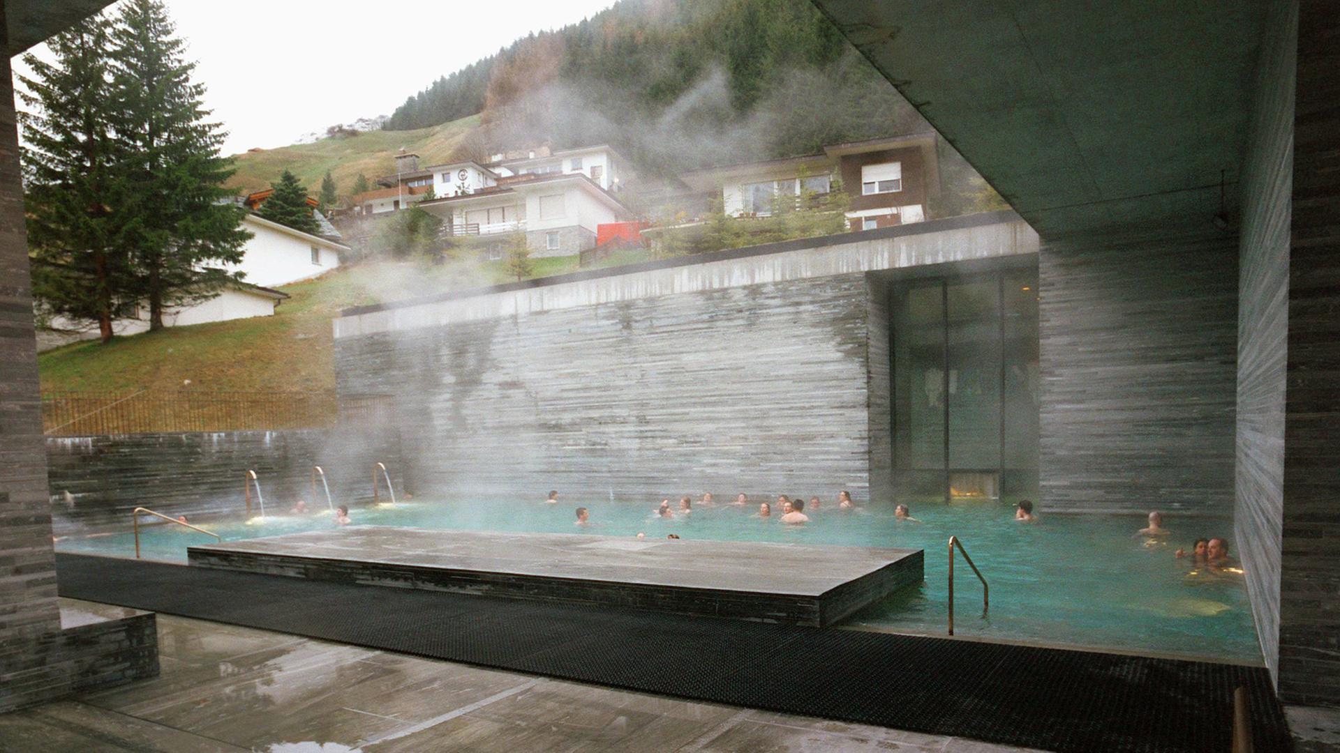 Außenaufnahme von der Felsentherme in Vals in Graubünden, realisiert von dem Schweizer Architekten Peter Zumthor. Das Thermalbad aus massivem einheimischen Quarzit wurde über der einzigen Therme Graubündens erbaut und im Dezember 1996 eröffnet.