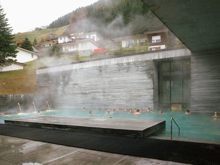 Außenaufnahme von der Felsentherme in Vals in Graubünden, realisiert von dem Schweizer Architekten Peter Zumthor. Das Thermalbad aus massivem einheimischen Quarzit wurde über der einzigen Therme Graubündens erbaut und im Dezember 1996 eröffnet.
