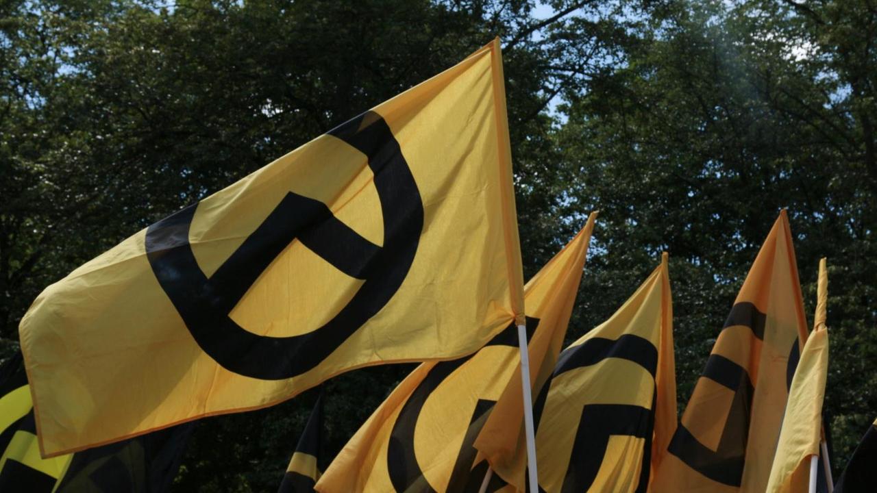 Flaggen der Identitären Bewegung auf einer Demonstration in Berlin am 17. Juni 2017 in Berlin. Flaggen der Identitären Bewegung auf einer Demonstration in Berlin am 17. Juni 2017 in Berlin.