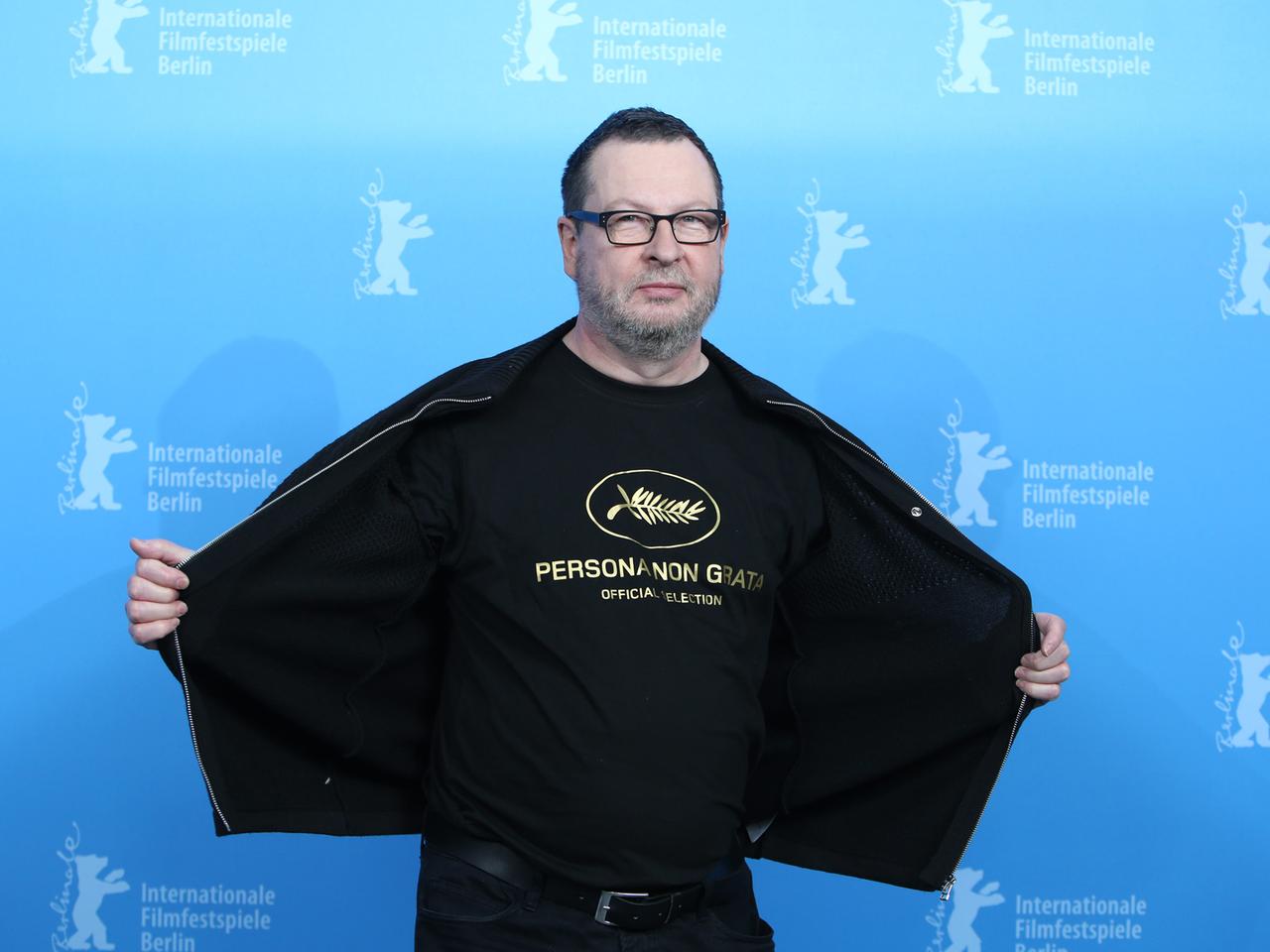 "Persona non grata": Lars von Trier erinnerte bei der Berlinale mit einem T-Shirt an seinen provokanten Auftritt in Cannes. "Persona non grata": Lars von Trier erinnerte bei der Berlinale mit einem T-Shirt an seinen provokanten Auftritt in Cannes.