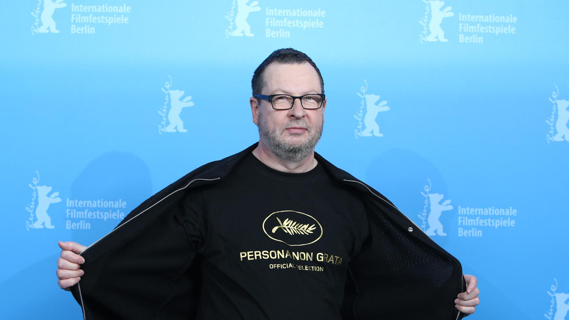 "Persona non grata": Lars von Trier erinnerte bei der Berlinale mit einem T-Shirt an seinen provokanten Auftritt in Cannes. "Persona non grata": Lars von Trier erinnerte bei der Berlinale mit einem T-Shirt an seinen provokanten Auftritt in Cannes.