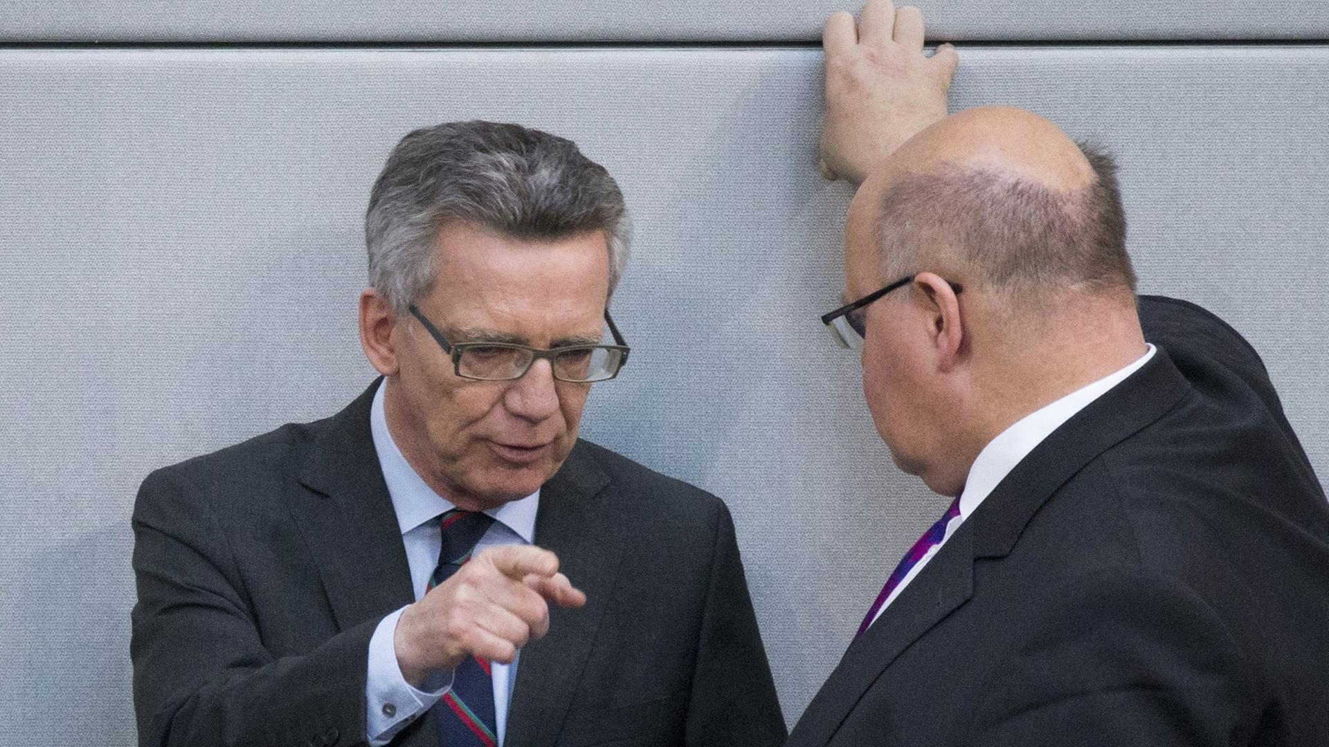 Bundesinnenminister Thomas de Maiziere (l.) und Kanzleramtsminister Peter Altmaier (beide CDU) Mitte Oktober im Bundestag am Rande der Abstimmung über die geplante Asylgesetzreform Bundesinnenminister Thomas de Maiziere (l.) und Kanzleramtsminister Peter Altmaier (beide CDU) Mitte Oktober im Bundestag am Rande der Abstimmung über die geplante Asylgesetzreform