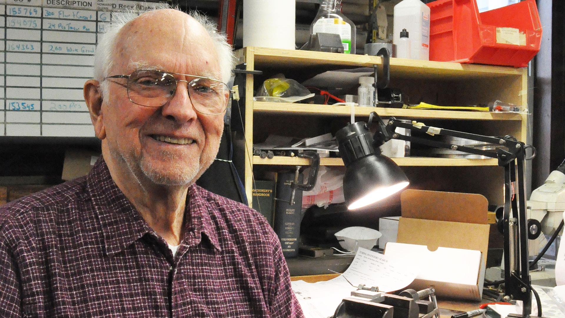 Arbeit bis ins hohe Alter: Ein Angestellter der Firma "Vita Needle" in Boston Arbeit bis ins hohe Alter: Ein Angestellter der Firma "Vita Needle" in Boston