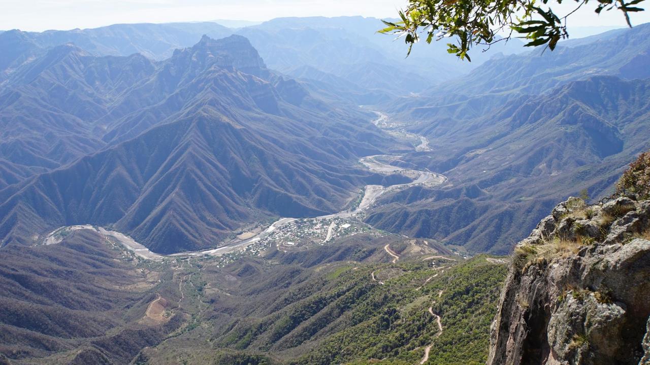 Ein wunderschöner Ausblick auf den Kupfercanyon Sierra Madre Occidental Ein wunderschöner Ausblick auf den Kupfercanyon Sierra Madre Occidental