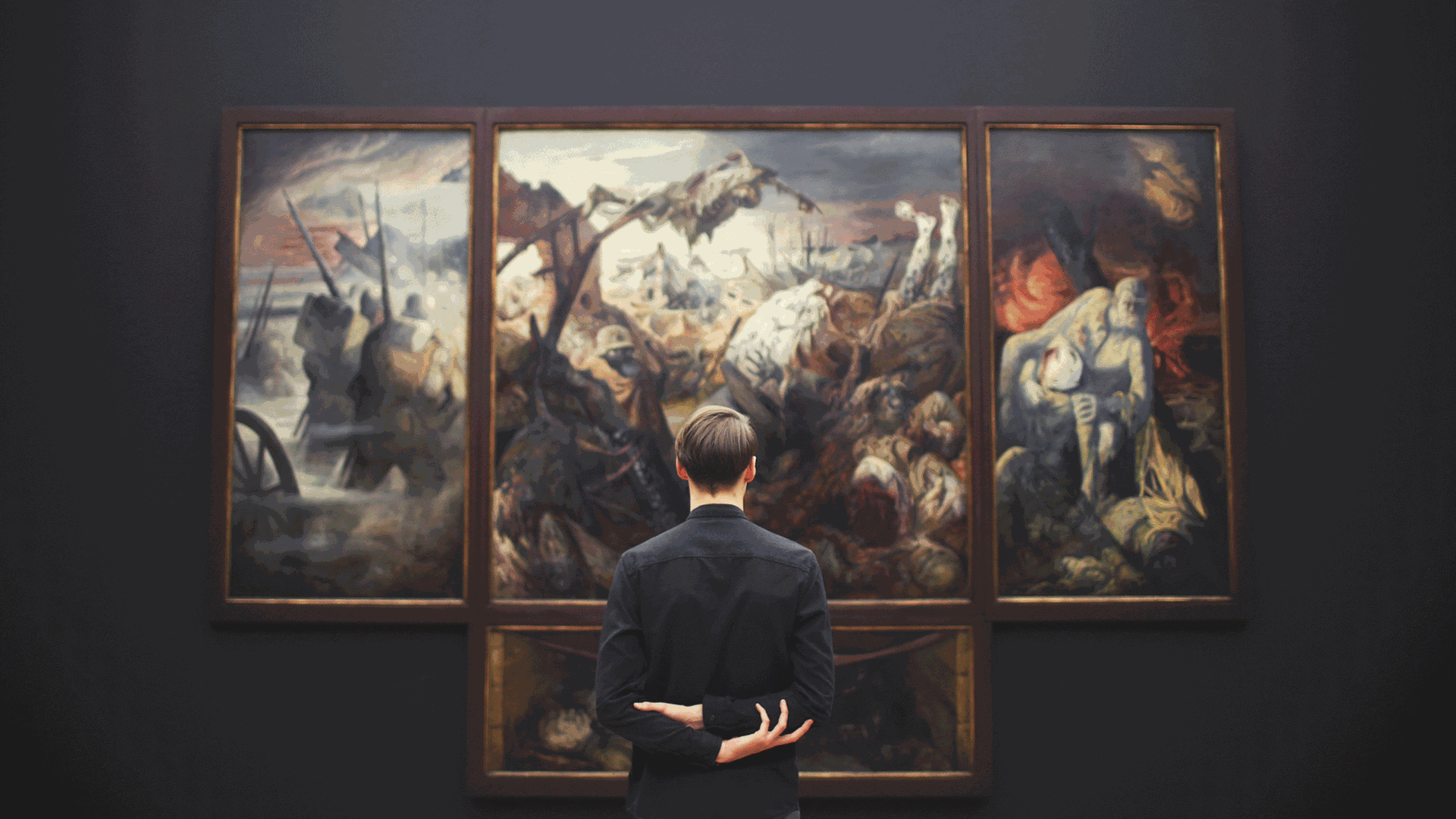 Ein Mann betrachtet ein großes Bild in einem Museum. Ein Mann betrachtet ein großes Bild in einem Museum.