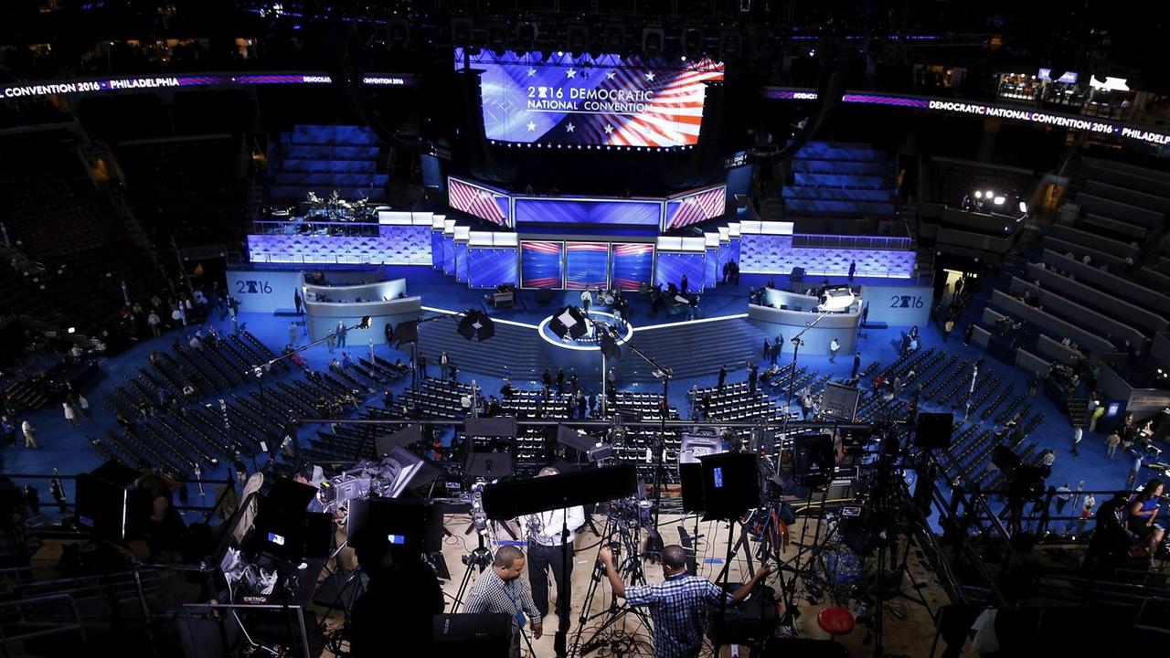 Sie sehen das Innere des Wells Fargo Center in Philadelphia, Pennsylvania - hergerichtet für den Parteitag der Demokraten. Sie sehen das Innere des Wells Fargo Center in Philadelphia, Pennsylvania - hergerichtet für den Parteitag der Demokraten.