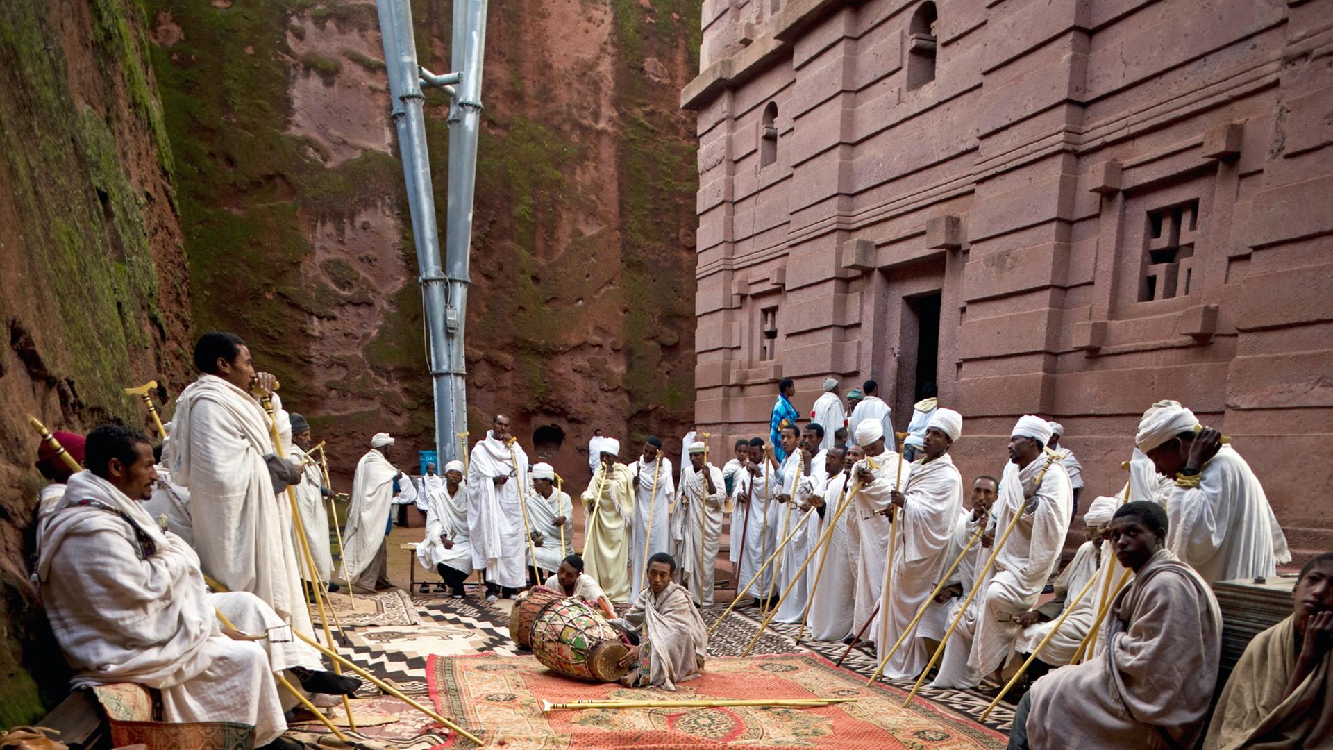 Äthiopisch-orthodoxe Diakone im Innenhof der Felsenkirche Bet Amanuel in Lalibela, Äthiopien Äthiopisch-orthodoxe Diakone im Innenhof der Felsenkirche Bet Amanuel in Lalibela, Äthiopien