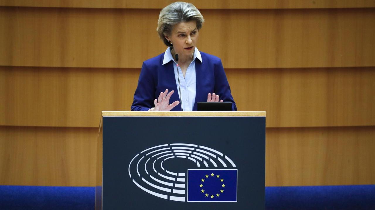 EU-Kommissionspräsident Ursula von der Leyen steht hinter einem Rednerpult. EU-Kommissionspräsident Ursula von der Leyen steht hinter einem Rednerpult.