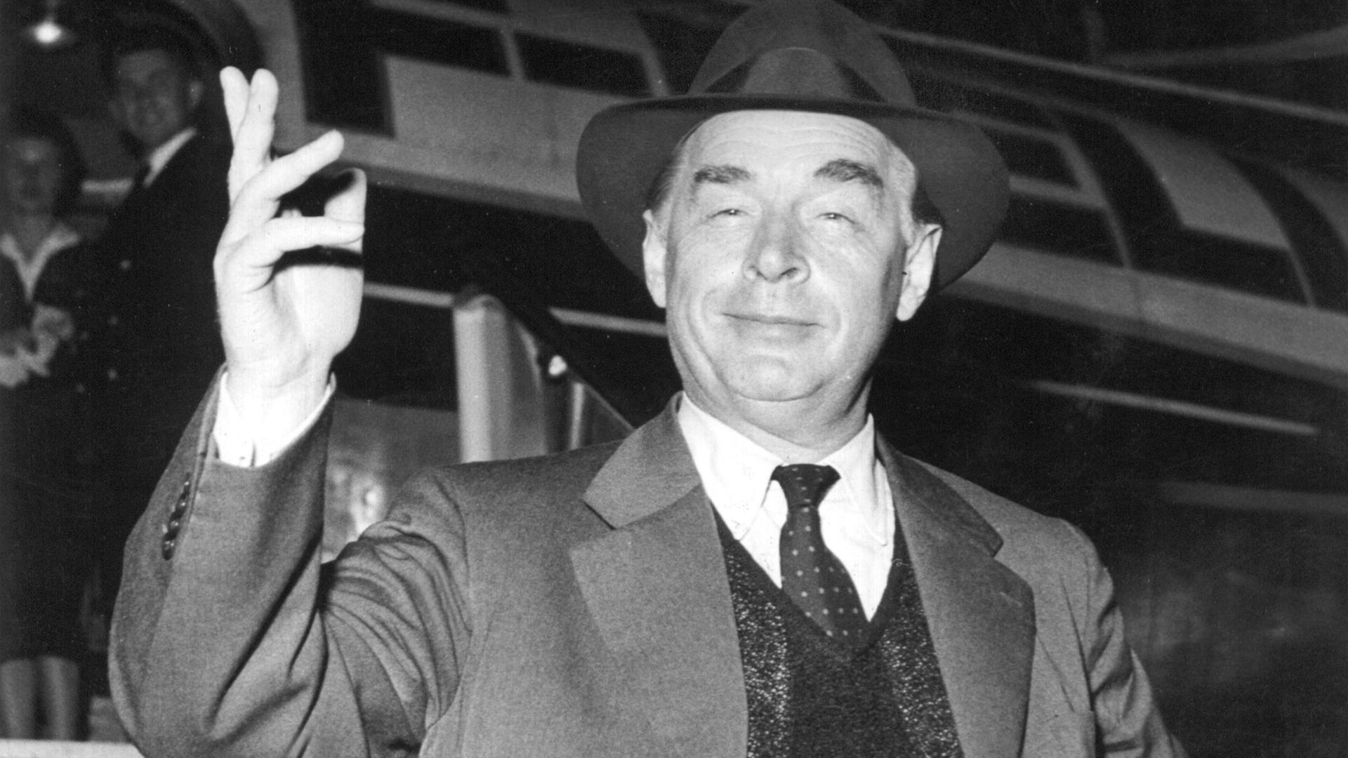 Der Schriftsteller Erich Maria Remarque bei seiner Ankunft zu den Berliner Festwochen am 10. September 1956 auf dem Flughafen Tempelhof. Der Schriftsteller Erich Maria Remarque bei seiner Ankunft zu den Berliner Festwochen am 10. September 1956 auf dem Flughafen Tempelhof.