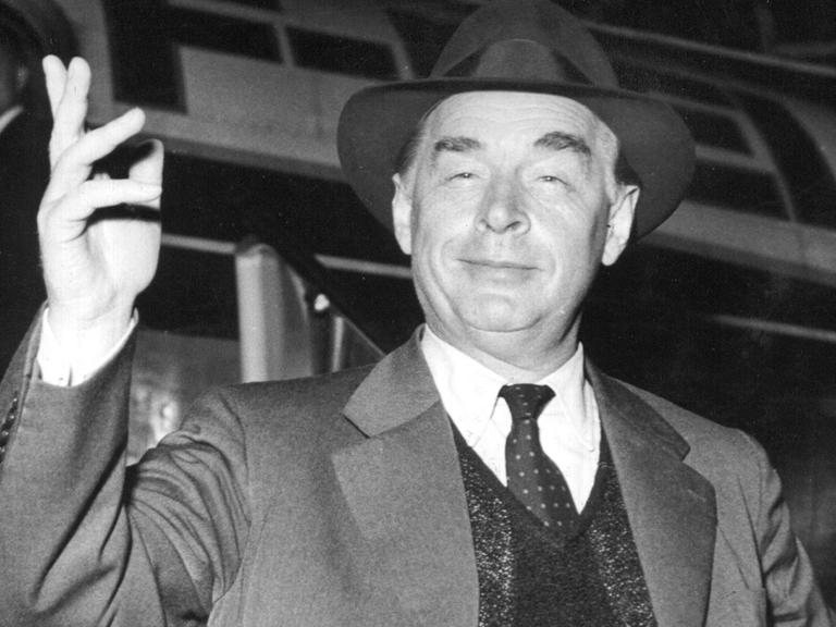 Der Schriftsteller Erich Maria Remarque bei seiner Ankunft zu den Berliner Festwochen am 10. September 1956 auf dem Flughafen Tempelhof.