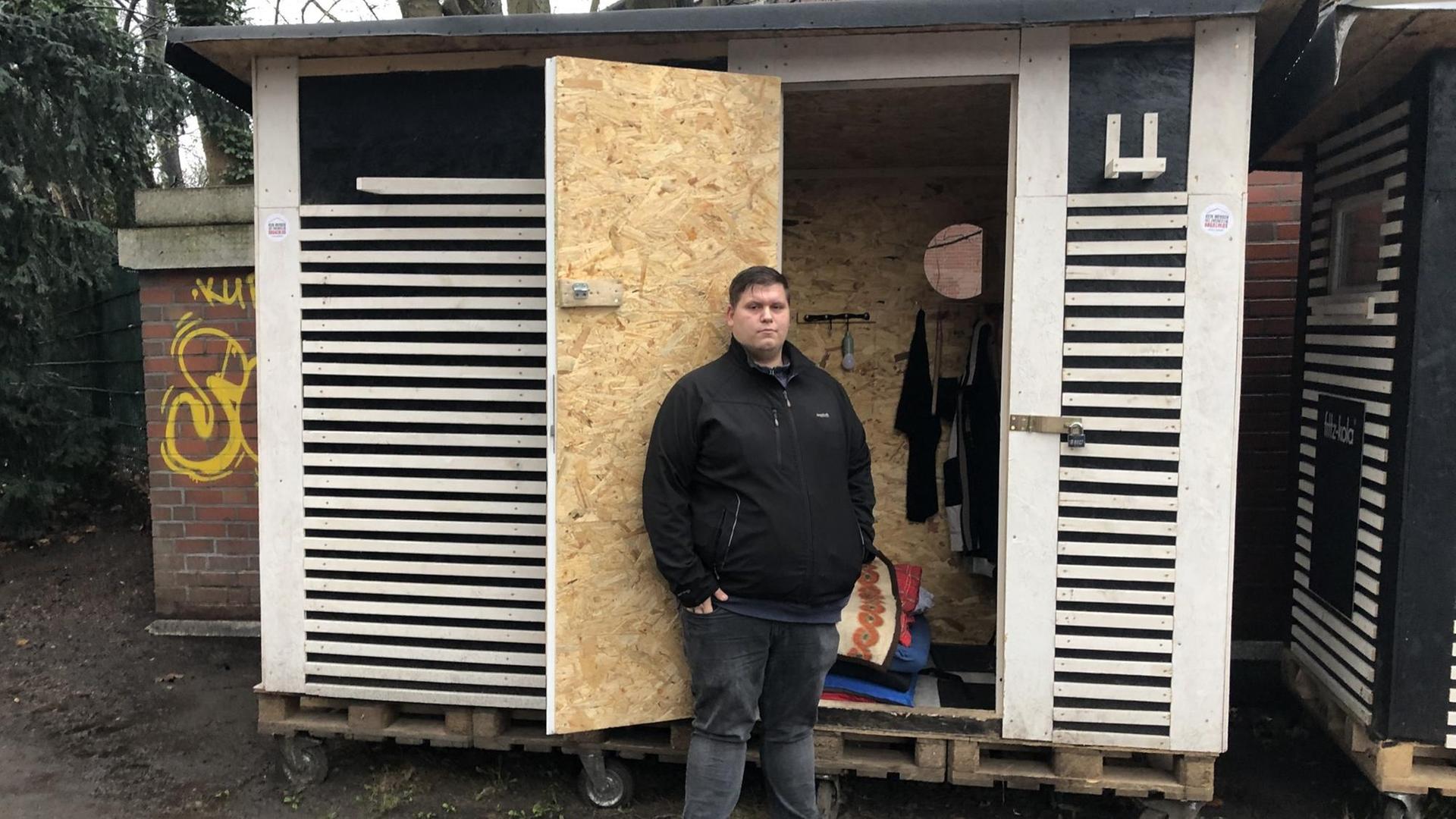 Neun Monate lebte Dennis auf der Straße. Jetzt freut er sich über die überdachten 3,2 Quadratmeter. Neun Monate lebte Dennis auf der Straße. Jetzt freut er sich über die überdachten 3,2 Quadratmeter.