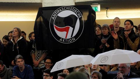 Menschen demonstrieren in einem Hörsaal der Universität Hamburg, während der Wirtschaftswissenschaftler und AfD-Mitbegründer Lucke versucht, seine Antritts-Vorlesung zu halten.