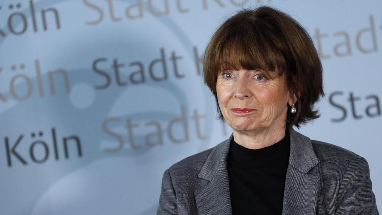 Nach einer Sitzung des Krisenstabs informiert Oberbürgermeisterin Henriette Reker über die aktuelle Lage in Köln, 1.April 2020 . Nach einer Sitzung des Krisenstabs informiert Oberbürgermeisterin Henriette Reker über die aktuelle Lage in Köln, 1.April 2020 .