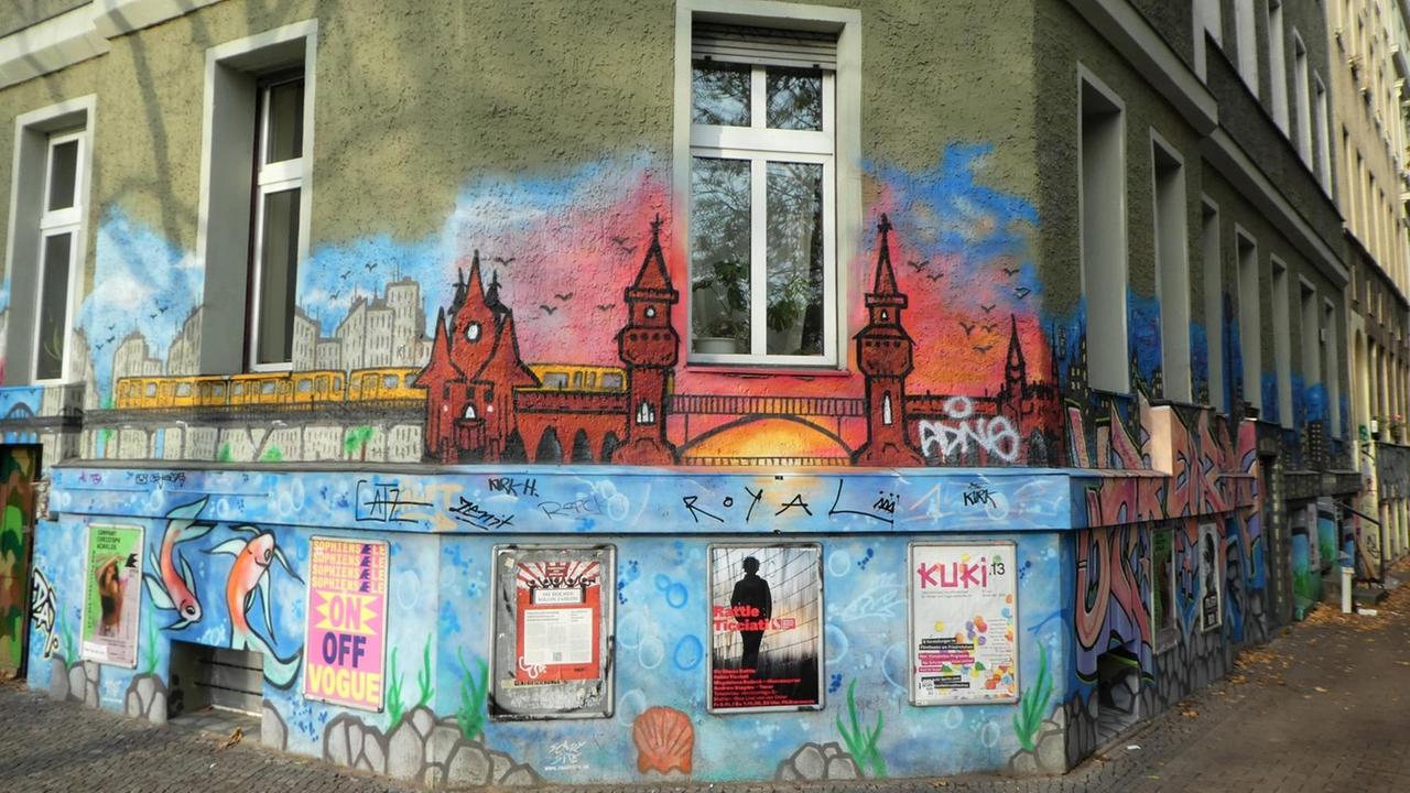 Eine Häuserfassade mit bunten Graffitis in Berlin-Kreuzberg. Eine Häuserfassade mit bunten Graffitis in Berlin-Kreuzberg.