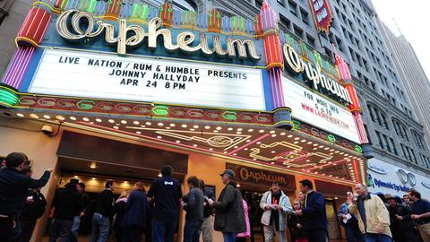 Eione Menschenschlage vor dem Filmpalast "Orpheum" in Los Angeles