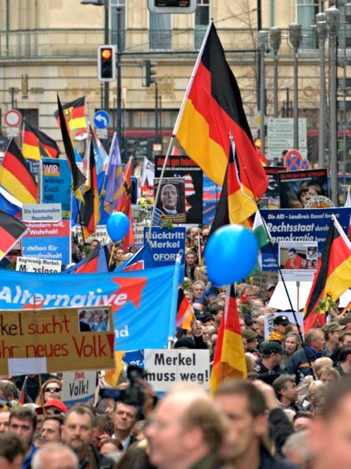 AfD-Anhänger demontrieren auf der Wilhelmstraße in Berlin